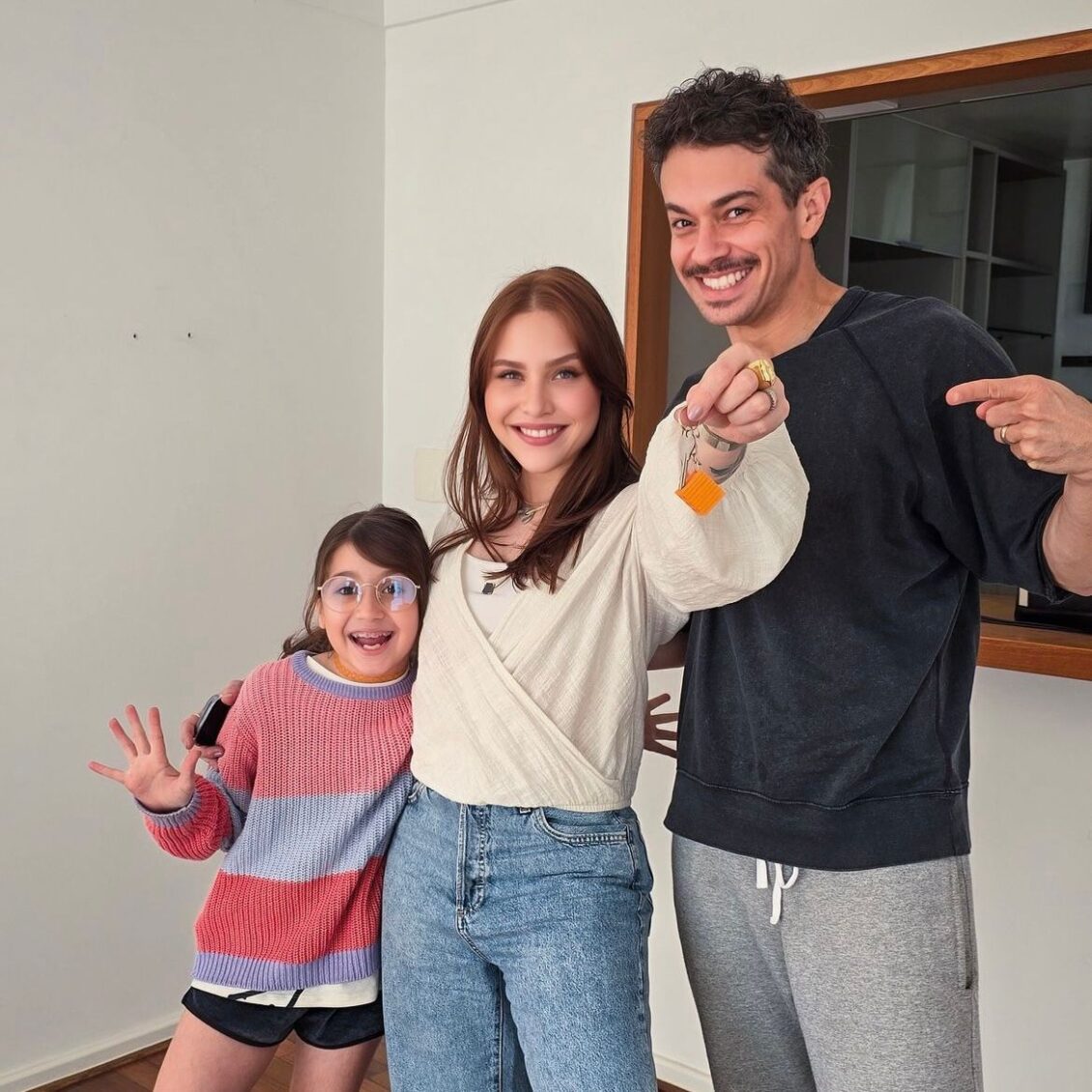 Lu Ferreira, Leo e Bia explorando seu novo apartamento vazio em São Paulo, destaque do segundo episódio do Diário de Mudança