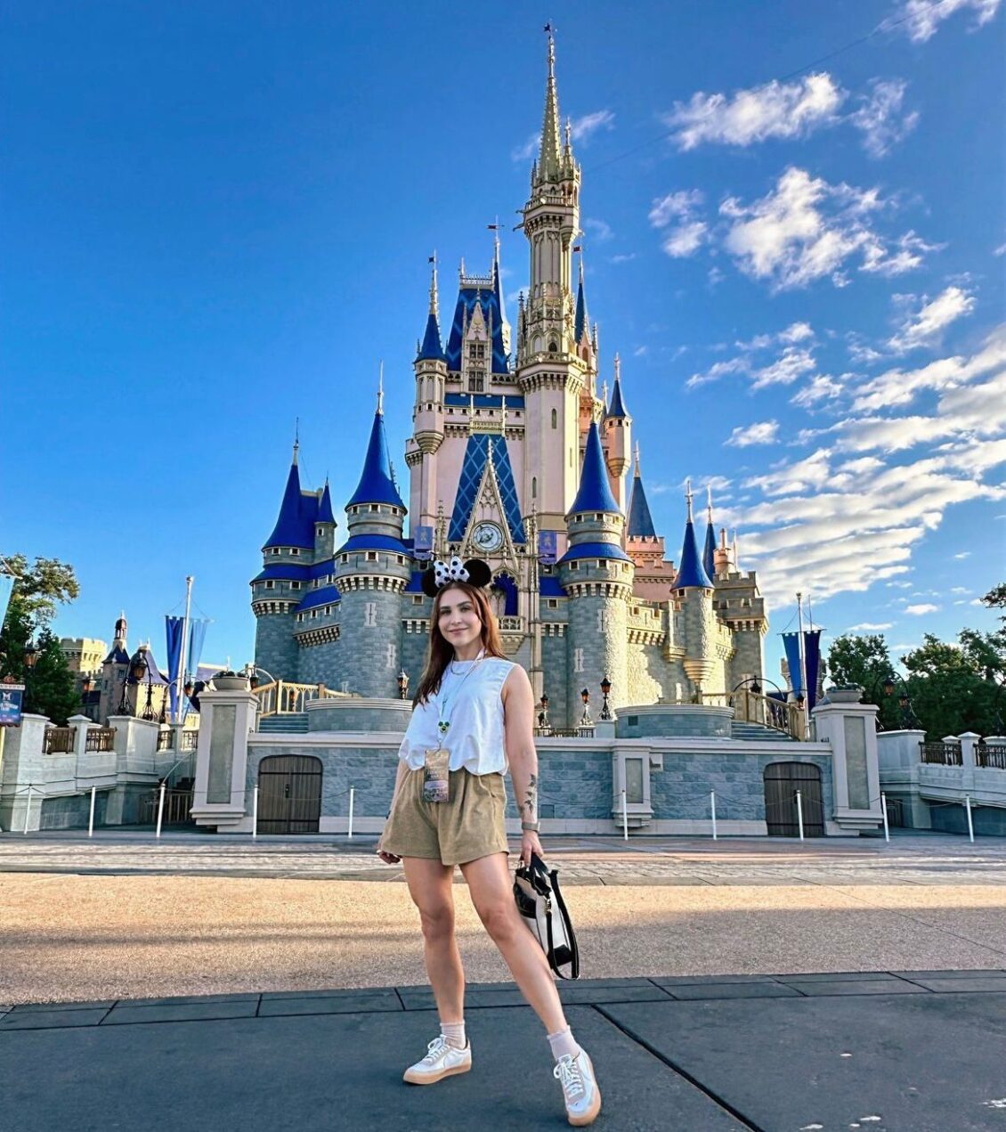 Em frente ao icônico Castelo da Cinderela, no Magic Kingdom, Disney World, durante a semana de hospedagem em 2024. A imagem captura a magia e encantamento dos parques da Disney, com o castelo brilhando ao fundo